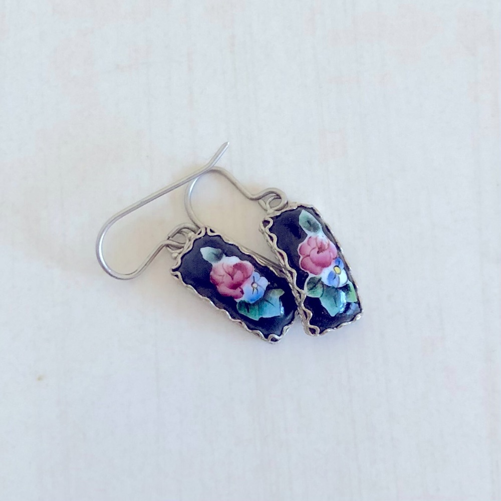 Cute floral earrings with an antique touch